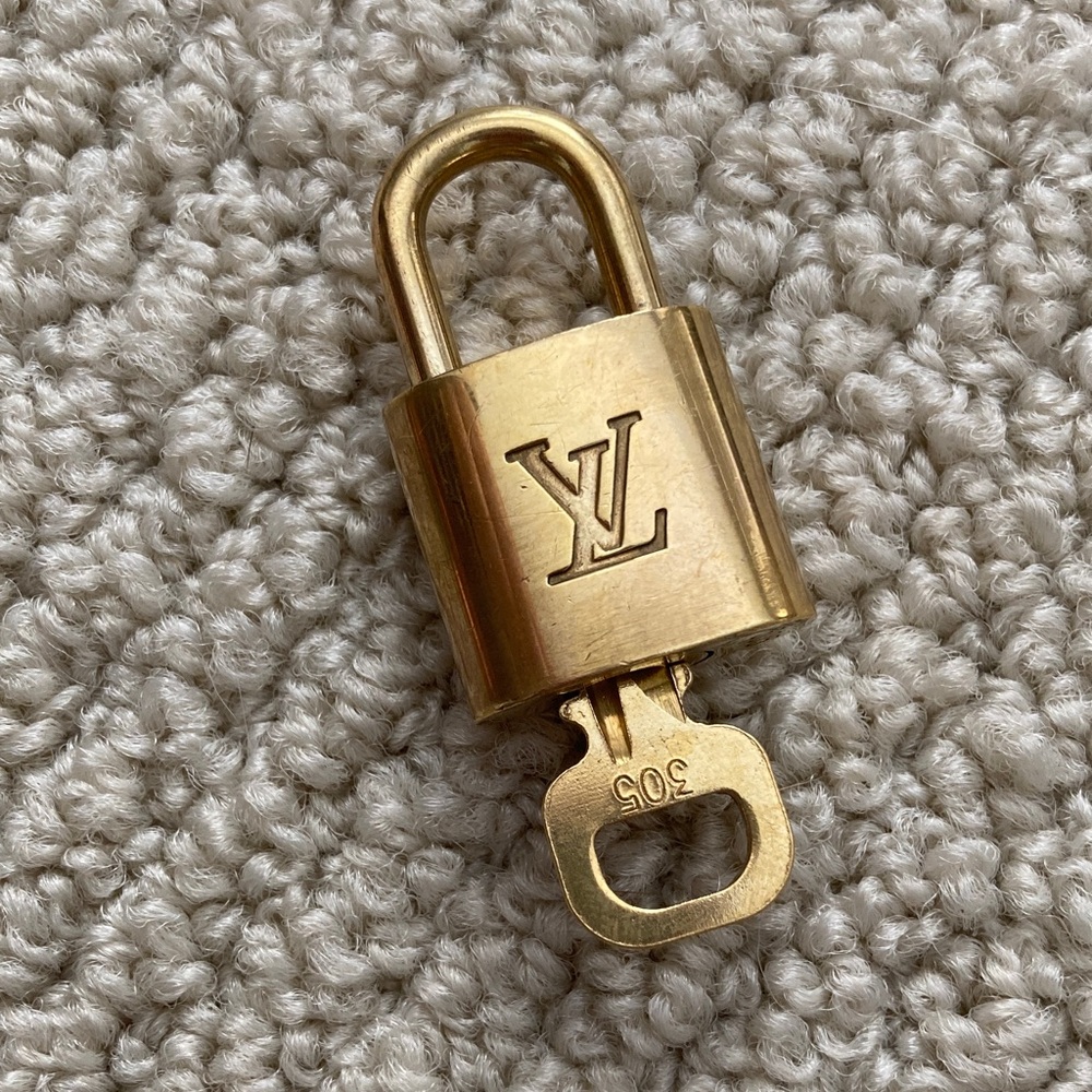 Louis Vuitton Lock and Key Gold Padlock Authentic #305 Like New Luxury